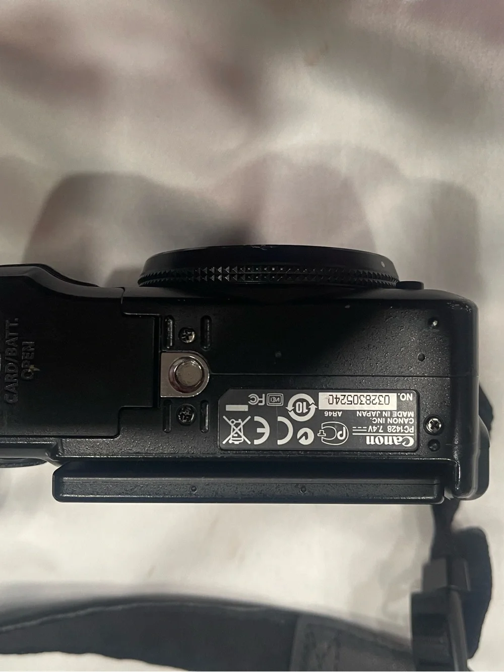 Canon G11 Compact Digital Camera in Black with Neck Strap
